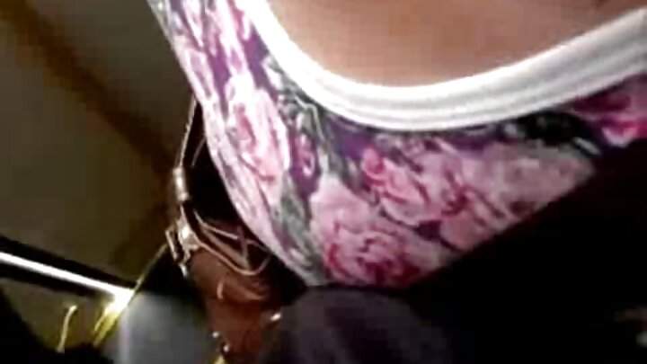 Pornô anal onde um cara enfia o pau no cu de uma russa