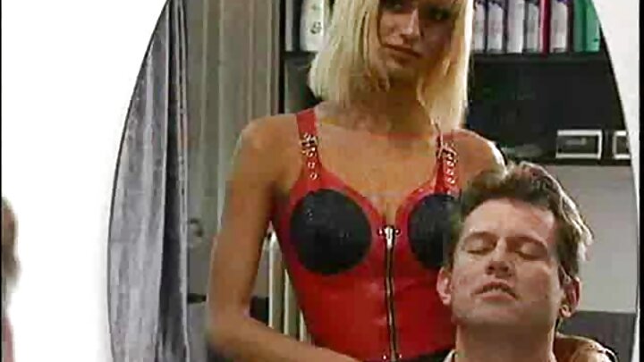 Uma loira tatuada é fodida por dois homens