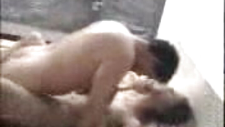Uma morena guia o pau de um cara para dentro A bunda dela