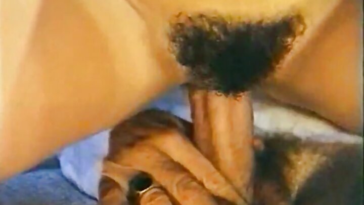 Modelos pornô expõem suas bucetas para um pau negro