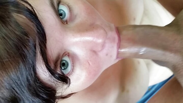 Um jovem transa com uma garota e uma MILF na cama