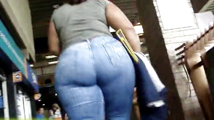 Uma mulher madura quase roubou o jovem namorado da filha.