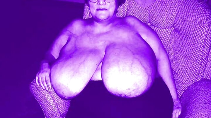 Um cara se reveza transando com as vaginas de duas lindas garotas