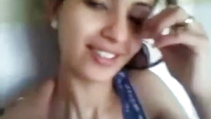 Um cara na mesma cama transa com uma loira e a mãe dela