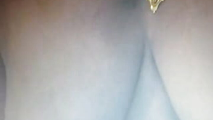 Scarlett Jones senta em um pau grosso