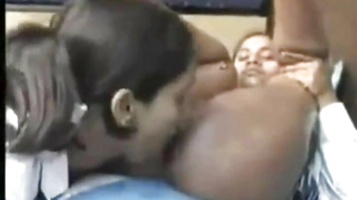Duas MILFs gostosas transam com um vizinho jovem