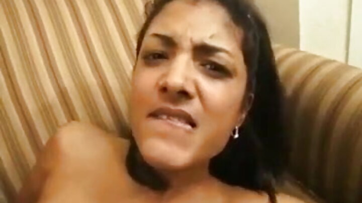 Garota russa monta no pau do seu meio-irmão