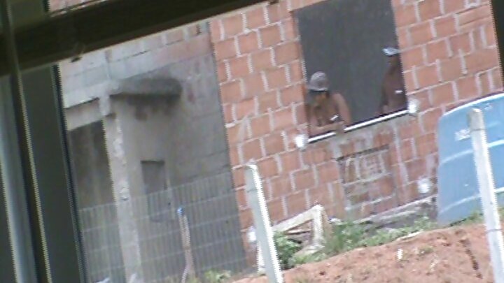 Um cara rasgou a calça jeans de uma garota e a fodeu na buceta