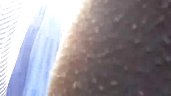 Um homem branco ejacula dentro de uma mulher negra gorda