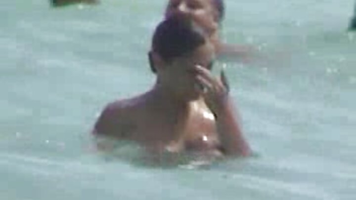 Pornô russo onde um cara fode com força uma vadia magrinha