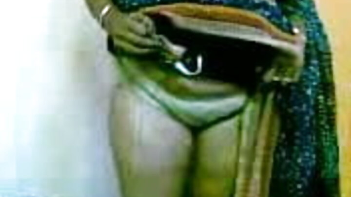 Uma mulher negra esbelta se entregou a um cara branco