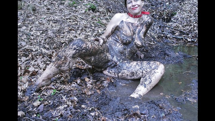 Uma garota tímida foi enjaulada e fodida com força