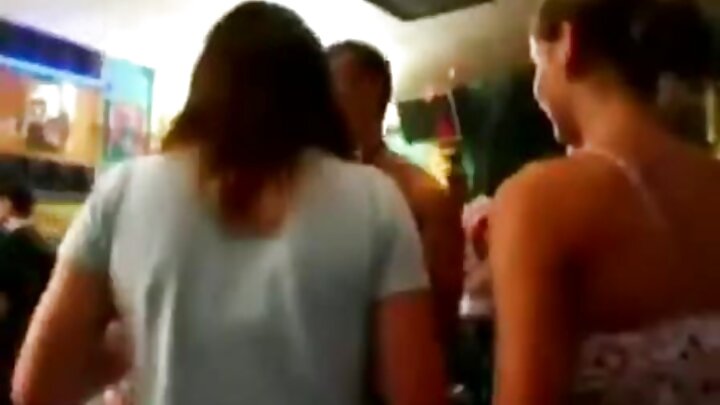Dois caras penetram uma loira jovem com força