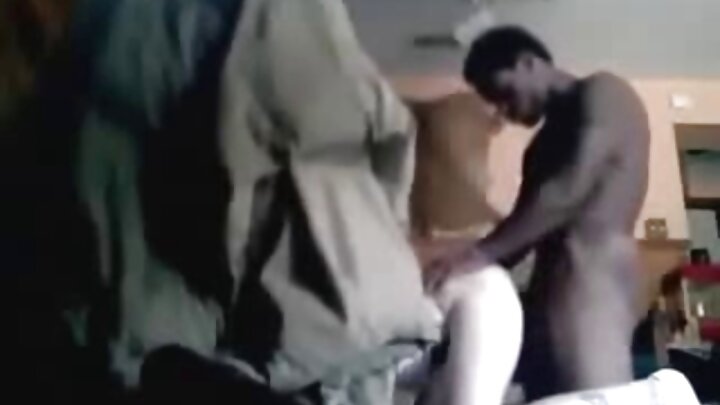 Um casal transando loucamente como se fosse a primeira vez