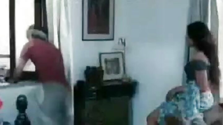 Uma loira magra seduziu e transou com um pintor suado