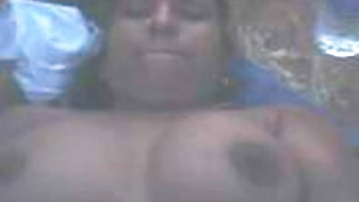Uma mulher madura transa com uma jovem bonita