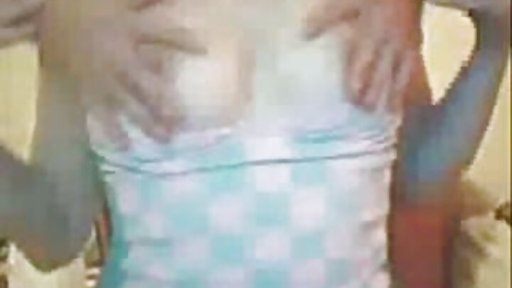 Homens se revezam transando com a vagina de uma linda garota