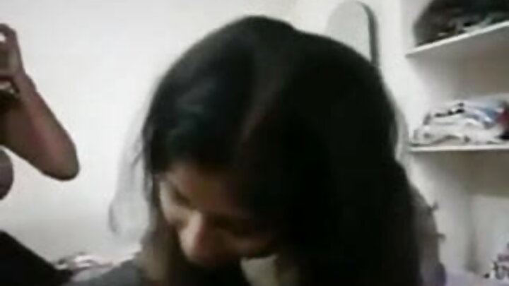 Gostosa peituda excita um homem para sexo
