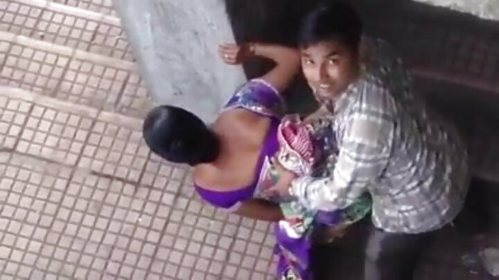 Uma russa fode um cara com um bundão.