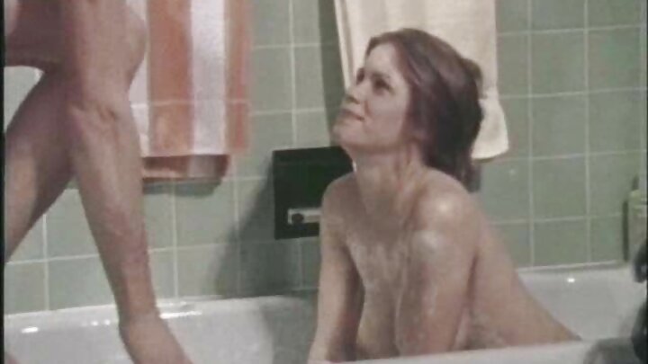 Um cara leva uma garota bonita a um orgasmo com squirting