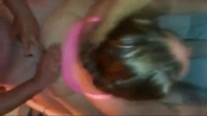 Uma morena faz sexo suave com o namorado