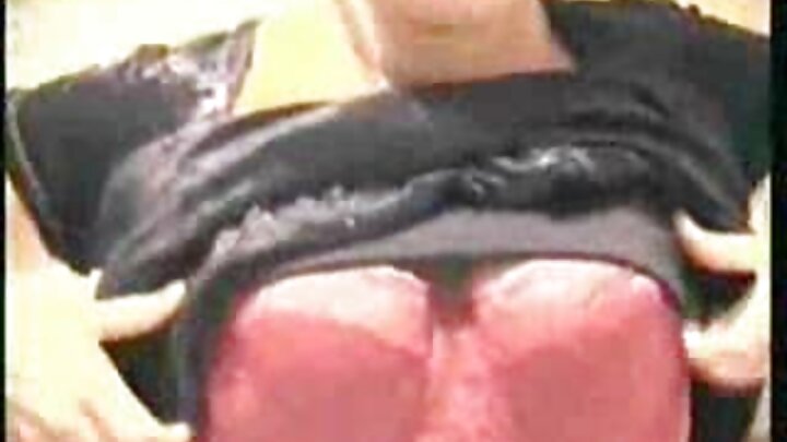 Uma gostosa peluda é transada em uma piscina inflável.