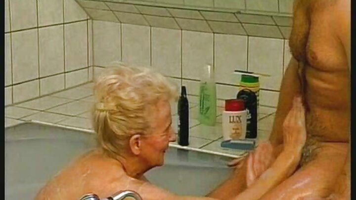 Pornô em grupo onde homens transam com suas enteadas