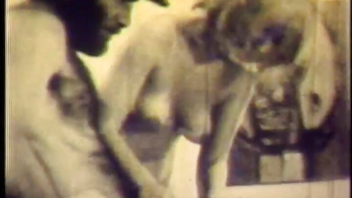 Sexo a três onde um homem fode vadias russas com seu pau
