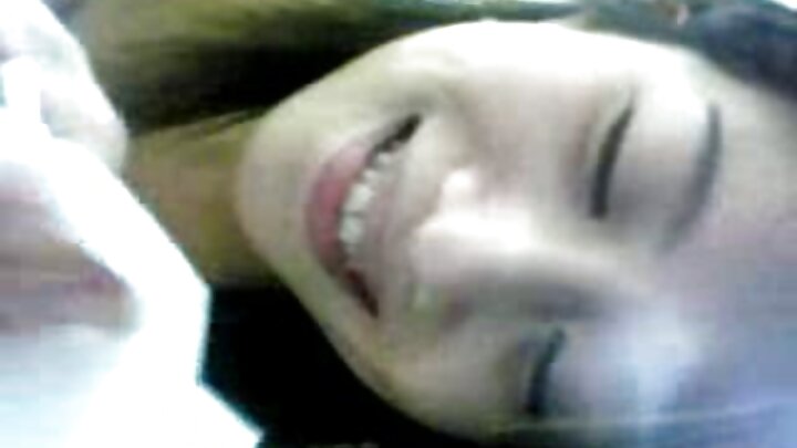 Uma ruiva monta no pau do namorado