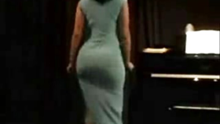 A MILF Skylar Snow trai o marido com um cara gostoso