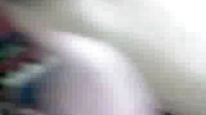 Uma morena gostosa deixa um cara foder seu cu