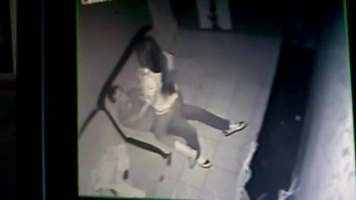 Vídeo pornô de um cara fodendo uma russa no cu.