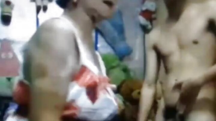 Uma loira charmosa transa com dois caras