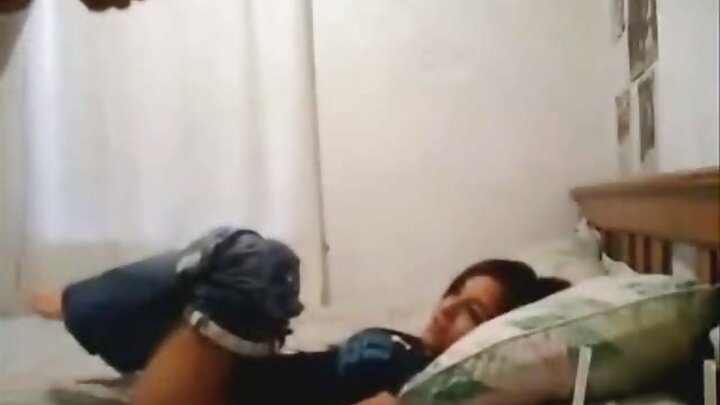 Um homem negro transa com força com beldades em suas vaginas molhadas