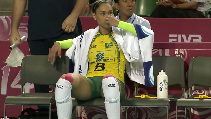 Um latino gostoso fode uma loira sedutora