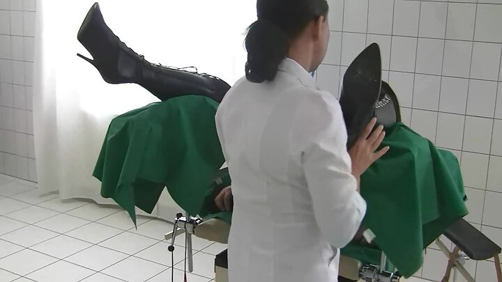 Um cara negro fode uma loira magra com força