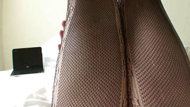 Um homem transa com força com uma jovem linda em sua buceta depilada