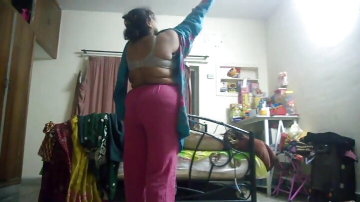 Uma morena linda transa com o marido