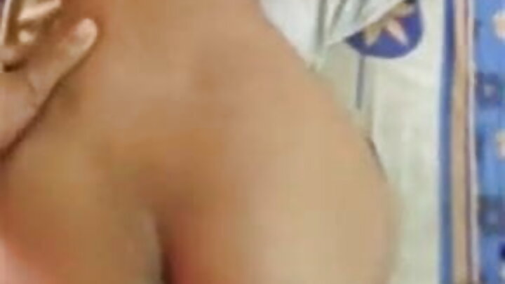 Uma MILF e um homem apaixonado experimentaram sexo anal na cozinha