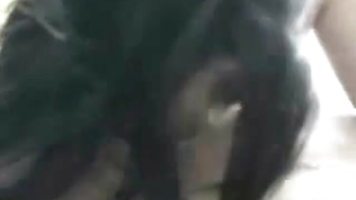 POV pornô onde um cara fode uma morena na buceta