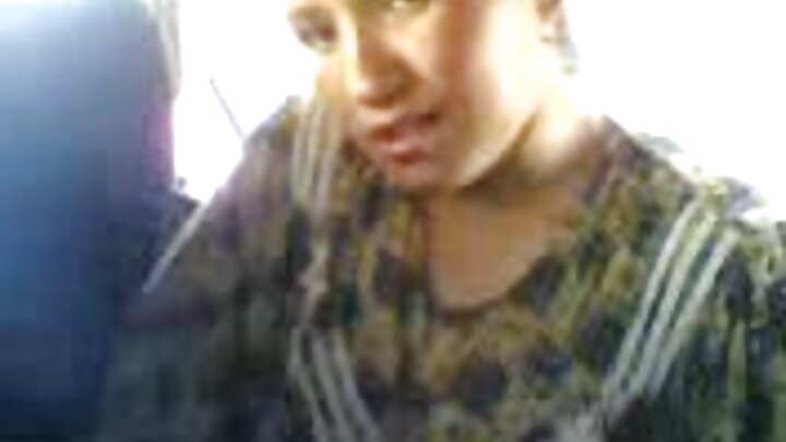 Um garoto transa com a meia-irmã e a amiga bonitinha dela