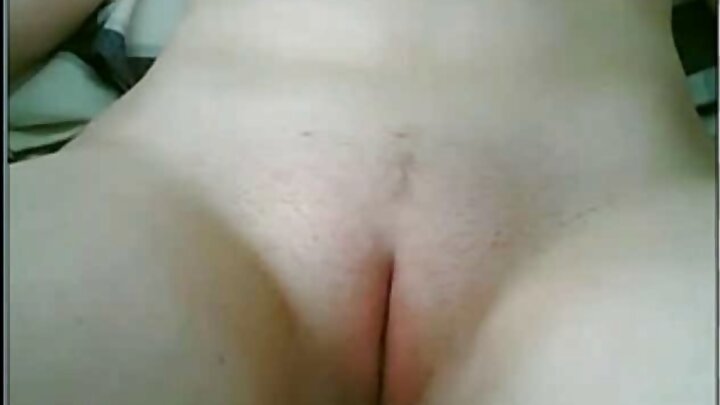 Um homem fode intensamente as vaginas de duas namoradas
