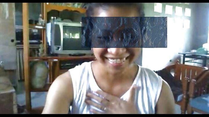 Um russo transa com a amiga da irmã de quatro
