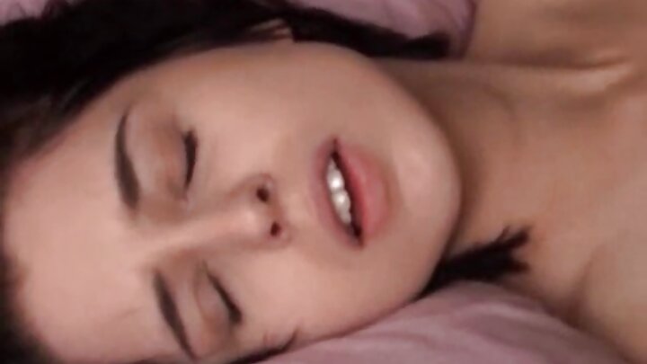 Pornô com ejaculação interna onde um cara transa com uma russa na vagina.