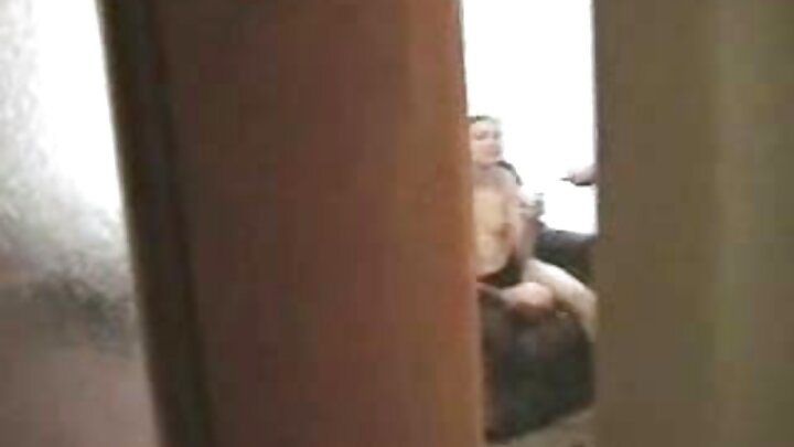 Srima Malati transa com um homem tatuado no escritório