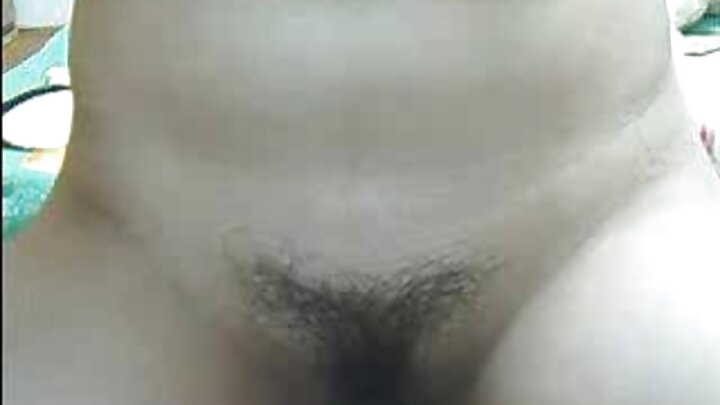 Pornô a três onde um homem transa com sua esposa e uma MILF experiente
