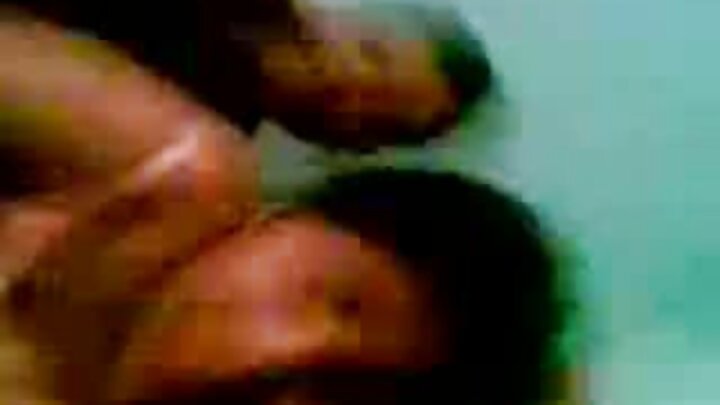 A linda Angie Lynx curte um pau enorme em sua buceta