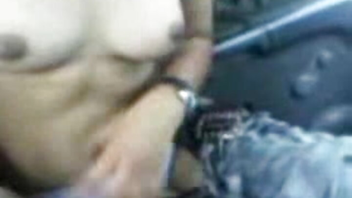 A loira Braylin Bailey senta no pau grande de um homem negro