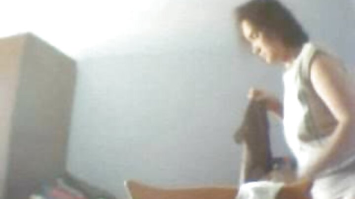 Um jovem fantasia sobre sexo com três loiras.