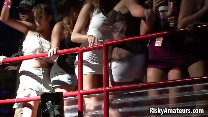 Um cara transou com duas garotas gostosas no cinema
